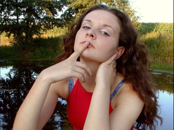 junges Girl küsst ihren Zeigefinger